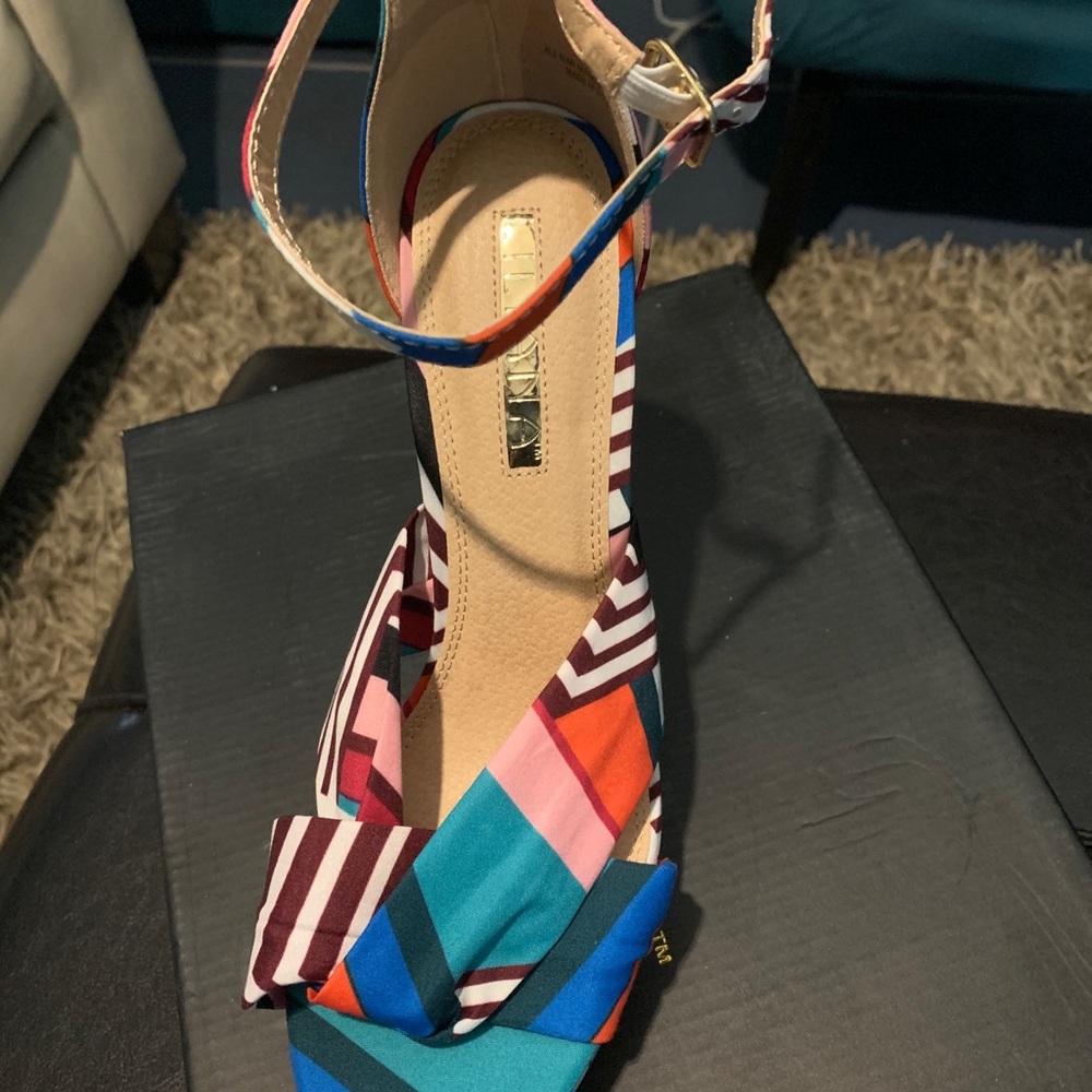Multi colored platform pump. - Picture 3 of 5